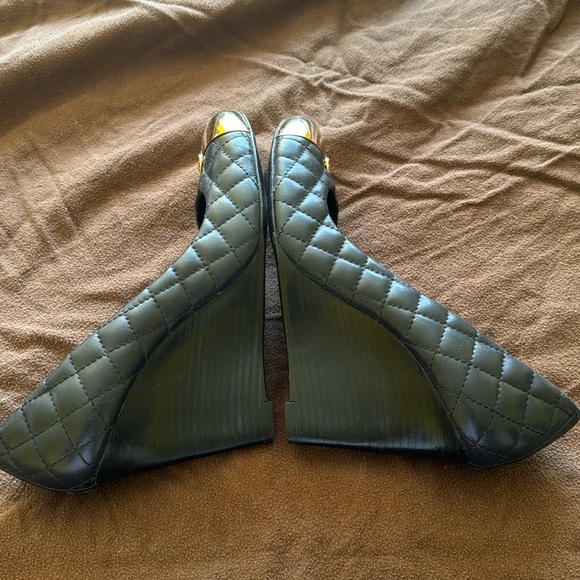 Preowned rare Tory Burch Navy Quilted Wedges 11 M. - Picture 6 of 12